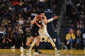 媒體人：楊瀚森要更能跑更能懟 跟得上頂?shù)米r 犯規(guī)自然能控制了