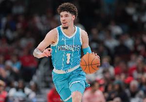 拉梅洛-鮑爾8投5中&三分6中4得到15分5板4助 但也有5失誤4犯規(guī)