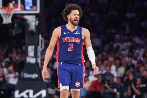 持續(xù)進(jìn)化！康寧漢姆半場(chǎng)14中8&8罰全中怒轟26分6板6助2斷！