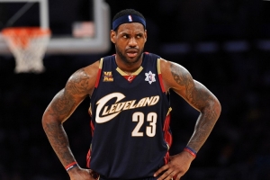 楊毅：詹姆斯決定1之前騎士對(duì)他像兒子伺候爸爸 老詹在球隊(duì)橫著走