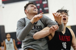 隊(duì)記：楊瀚森設(shè)置掩護(hù)和傳球均偏慢 但他的節(jié)奏比克林根稍快