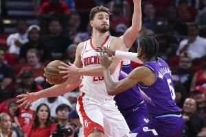 烏度卡：申京一直是那種能傳球的球員 他現(xiàn)在決策更快了