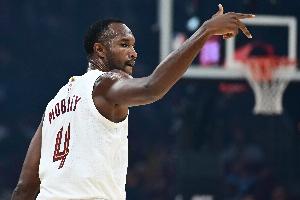 狀態(tài)不錯！小莫布里半場7中3拿到11分3板2助2帽