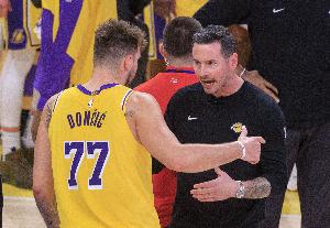 楊毅：雷迪克靠和老詹做播客上位 但現(xiàn)在叛變了 跟白人東契奇抱團(tuán)