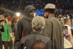 球隊(duì)名宿！伊巴卡來(lái)到雷霆主場(chǎng)見(jiàn)證頒獎(jiǎng)時(shí)刻 賽前與杜蘭特寒暄