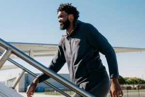 客戰(zhàn)綠軍！76人登機(jī)照：恩比德微笑心情不錯(cuò) 烏布雷粉色拖鞋亮眼