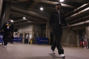 生涯第17個(gè)賽季！庫(kù)里牛仔裝入場(chǎng) 戴著耳機(jī)搖頭晃腦