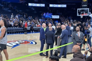 萬眾矚目！揭幕戰(zhàn)衛(wèi)冕冠軍迎戰(zhàn)火箭 NBA總裁亞當-蕭華現(xiàn)場觀戰(zhàn)