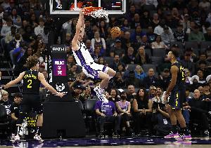 只管進(jìn)攻！尤班克斯11中8拿到16分但僅1板 正負(fù)值-21