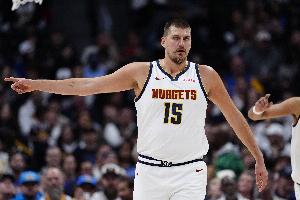 這可不多見(jiàn)！約基奇躲過(guò)防守送雙手暴扣