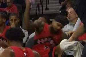 沮喪！英格拉姆暫停時怒砸水瓶 砸到工作人員&給巴恩斯嚇一激靈