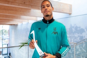 5次入選FIFPro年度最佳陣容！范戴克：來(lái)自同行的認(rèn)可是最棒的