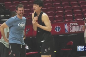 打成一片！楊瀚森和助教斯普利特已經(jīng)處成哥們兒了??