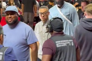 前來(lái)督戰(zhàn)湖人隊(duì)友??詹姆斯抵達(dá)現(xiàn)場(chǎng)看兒子布朗尼夏季聯(lián)賽