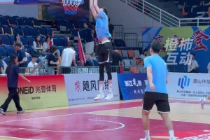 這比進球還難啊！庫里背投超遠三分卡籃架，自己都驚了??