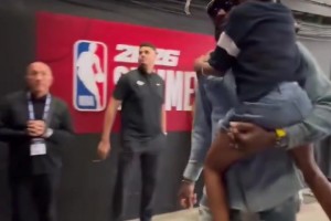 現(xiàn)場(chǎng)觀戰(zhàn)布朗尼！詹姆斯抱著女兒朱莉現(xiàn)身球員通道??