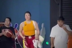 此次女籃亞洲杯李夢未能入選大名單！但這大體格子真是壯實?。? >
                                        </div>
                                    </div>
                                                                        <div   id=