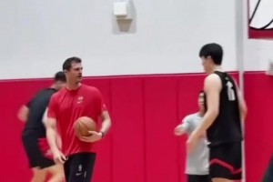 顯得翻譯好小一只??開(kāi)拓者給楊瀚森配的師傅是馬刺冠軍中鋒?。? >
                                        </div>
                                    </div>
                                                                        <div   id=