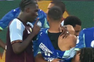 衣服都被扯爛！格林伍德與明斯爆發(fā)激烈沖突，友誼賽打成友盡賽