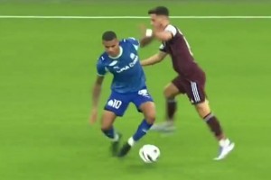 曼聯(lián)球迷嘆息！青木一己之力打爆維拉，對(duì)手被過到破防引發(fā)大沖突